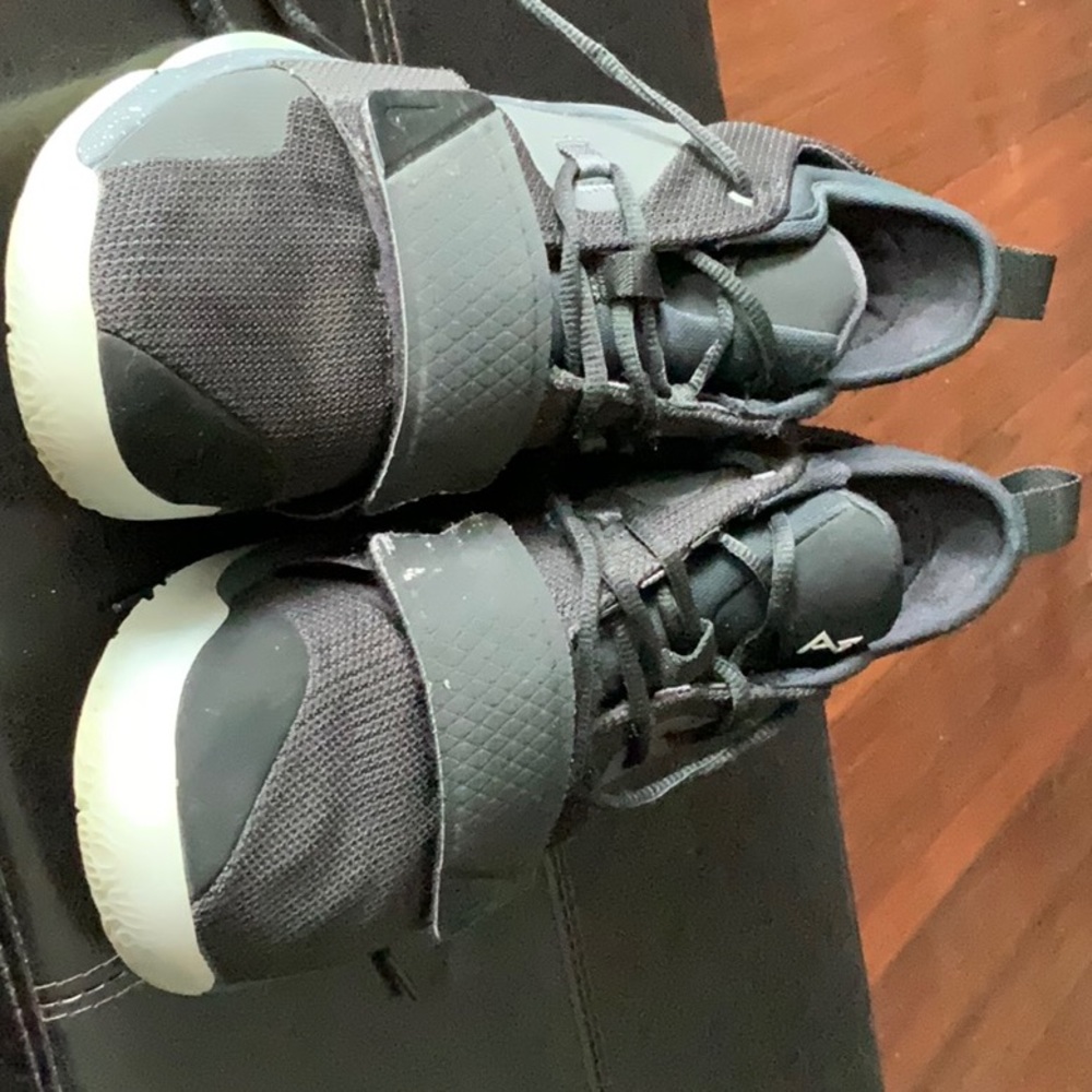 Basketball shoes